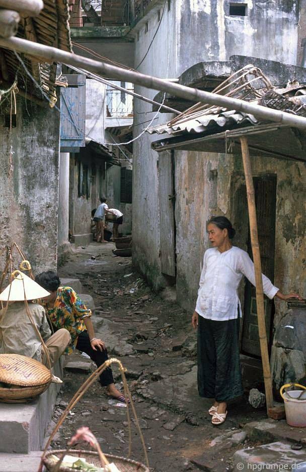 Một ngõ nhỏ cạnh chợ Đồng Xuân 1992.